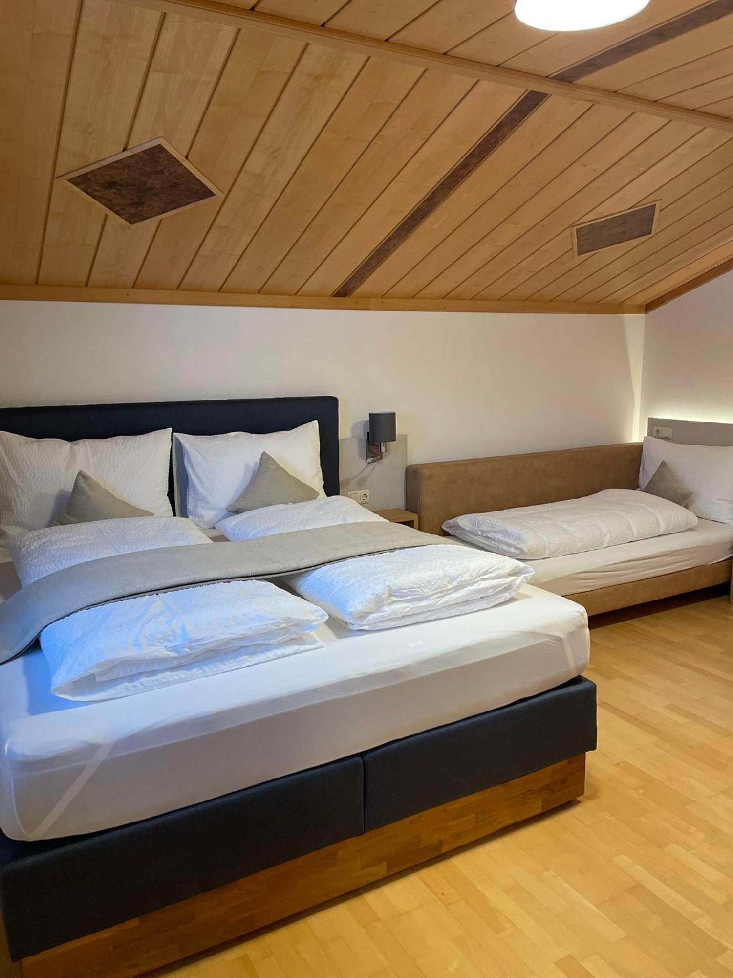 Landhaus Brugger Apartment Saalfelden ภายนอก รูปภาพ